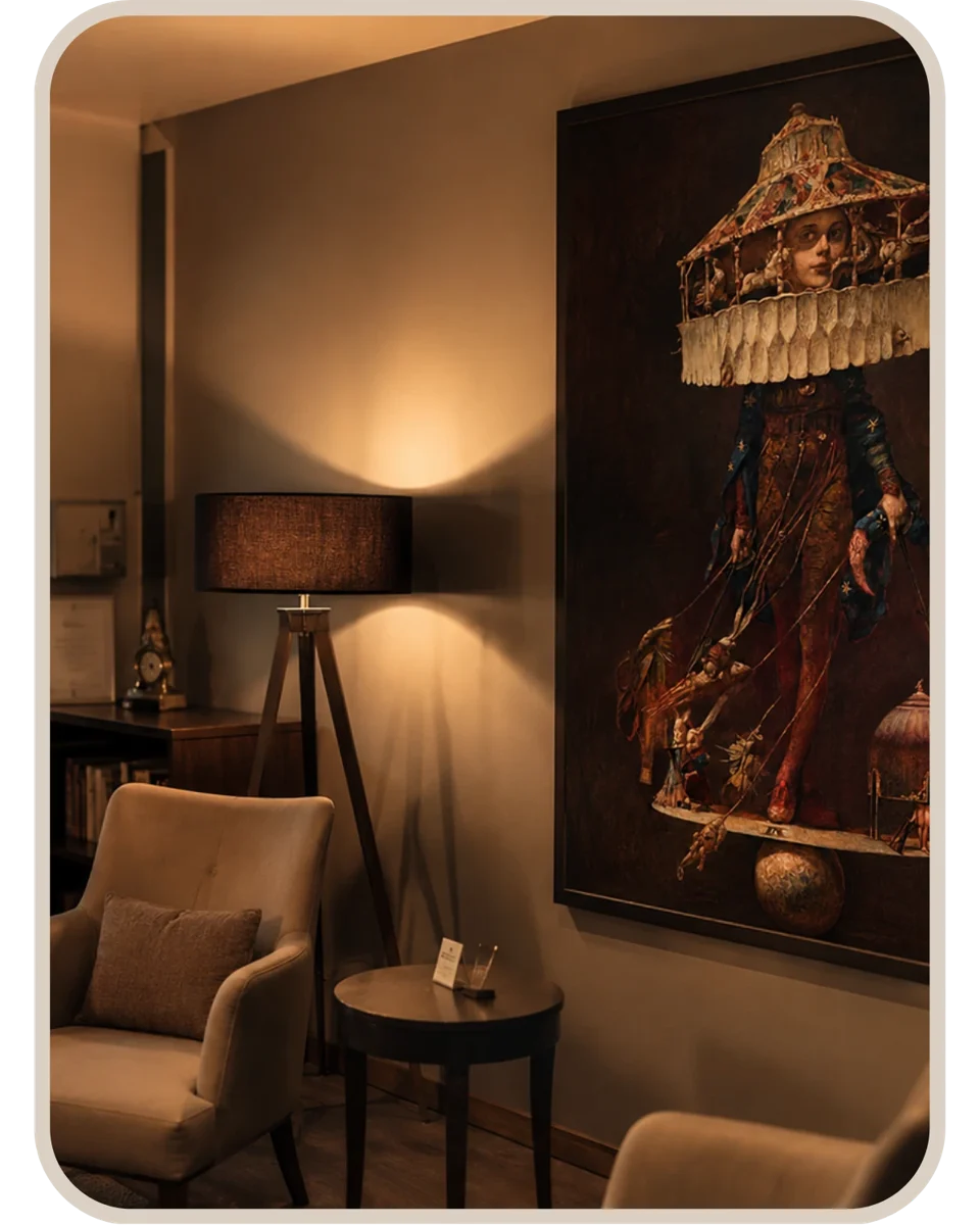 Warmer Raum mit Sesseln und dem Karussellmotiv an der Wand – ein symbolisches Bild für das innere Erleben